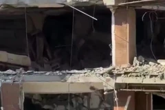 Tòa nhà bị hư hỏng nặng sau vụ nổ. (Nguồn: the-sun)