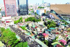 Nhiều khu nhà tập thể lắp ghép tấm lớn giờ trở thành dị thể trong đô thị đang giàu đẹp lên.