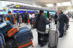 Hành khách chờ làm thủ tục tại sân bay quốc tế John F. Kennedy ở New York, Mỹ. (Ảnh: THX/TTXVN)