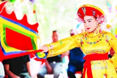 Nghệ nhân thực hiện giá chầu Đệ Nhị Vương Cô. (Ảnh: Viện Nghiên cứu Bảo tồn và Phát triển Văn hóa Đông Nam Á)