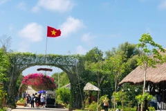 Nhiều du khách rất thích thú trải nghiệm du lịch tại công trình điện gió Hòa Bình-Bạc Liêu.
