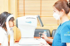Kiểm tra, đánh giá tình trạng tật khúc xạ cho trẻ.