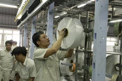 Các cuộn sợi đầu tiên được nối lên giàn kéo DTY tại Nhà máy Xơ sợi Đình Vũ.