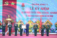 Tổng Bí thư Tô Lâm trao Huân chương Hồ Chí Minh tặng Lực lượng vũ trang Quân khu 1. (Ảnh: ĐĂNG KHOA)