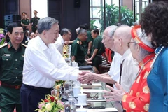 Tổng Bí thư Tô Lâm với các cán bộ lão thành cách mạng. (Ảnh: TTXVN)
