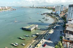 Con đường du lịch Trương Pháp chạy dọc bờ sông Nhật Lệ.