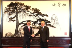 Đồng chí Lý Hồng Trung (bên phải) tiếp đồng chí Bùi Quang Huy, Phó Chủ tịch Ủy ban Trung ương Mặt trận Tổ quốc Việt Nam, Bí thư thứ nhất Trung ương Đoàn.