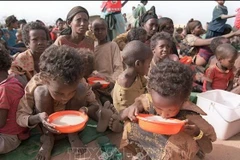 Trẻ em uống sữa tại trại tị nạn Kebribeyah ở miền đông Ethiopia. (Ảnh: AFP/TTXVN)