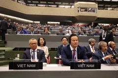 Phó Chủ nhiệm Ủy ban Đối ngoại của Quốc hội Nguyễn Mạnh Tiến cùng Đại sứ Mai Phan Dũng, Trưởng Phái đoàn Việt Nam tại Geneva và các đại biểu của đoàn Việt Nam tham dự Đại hội đồng IPU 149. (Ảnh: Anh Hiển/TTXVN)