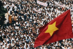 Người dân mít-tinh tại Quảng trường Nhà hát Lớn ngày 19/8/1945. (Ảnh do Viên Hồng Quang phục chế tô mầu)