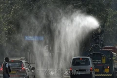 Phun nước nhằm kiểm soát mức độ ô nhiễm không khí tại New Delhi, Ấn Độ ngày 17/10/2025. (Ảnh: ANI/TTXVN)