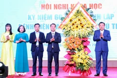 Lãnh đạo tỉnh Phú Thọ tặng hoa chúc mừng hội thảo.