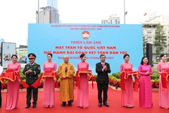 Đại biểu cắt băng khai mạc triển lãm "Mặt trận Tổ quốc Việt Nam-Phát huy sức mạnh đại đoàn kết". (Ảnh: Hoàng Triều)