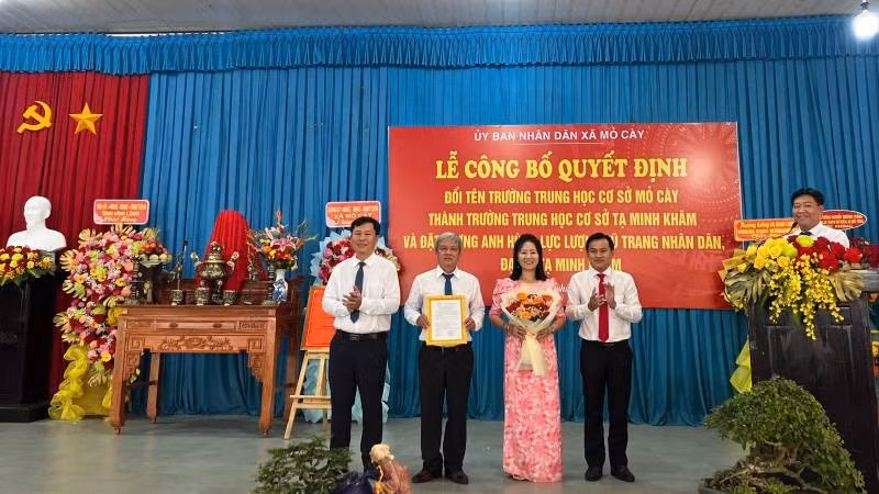 Lãnh đạo xã Mỏ Cày trao Quyết định đổi tên Trường Trung học cơ sở Mỏ Cày thành Trường Trung học cơ sở Tạ Minh Khâm.