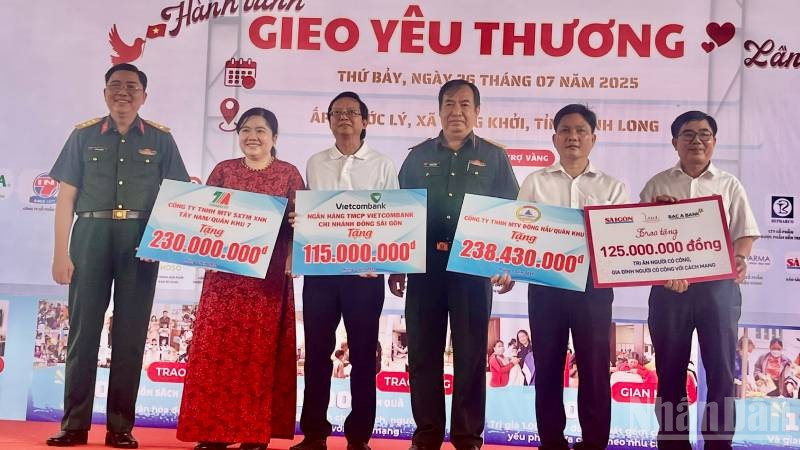 Các đơn vị, nhà tài trợ trao bảng tượng trưng hỗ trợ tại chương trình. (Ảnh: HOÀNG TRUNG) ndo_br_5-8.jpg