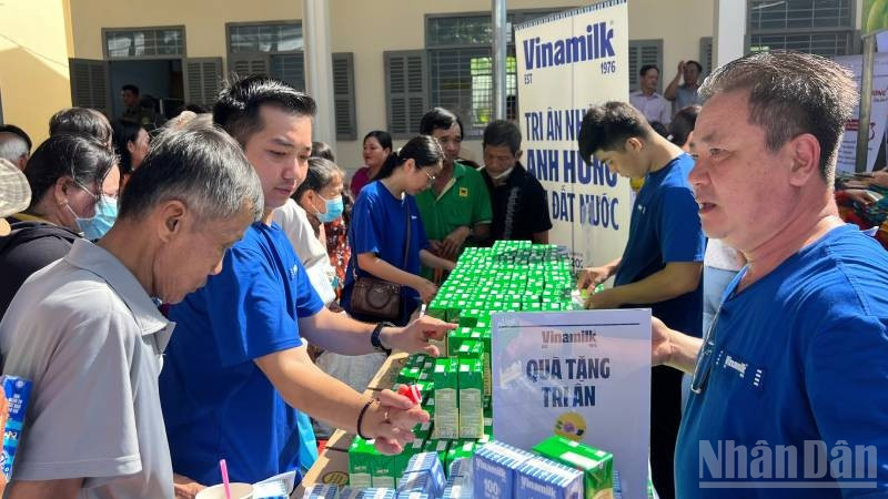 Người dân nhận quà tại phiên chợ tri ân người có công. (Ảnh: HOÀNG TRUNG) ndo_br_6-2.jpg