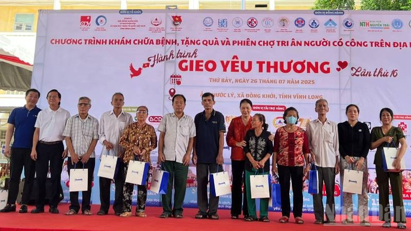 Đồng chí Nguyễn Thị Kim Ngân, nguyên Chủ tịch Quốc hội trao quà cho người nghèo tại chương trình. (Ảnh: HOÀNG TRUNG) ndo_br_4-14.jpg
