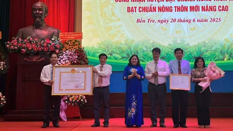 Lãnh đạo dự hội nghị trao quyết định của Thủ tướng Chính phủ công nhận huyện Chợ Lách đạt chuẩn nông thôn mới nâng cao. (Ảnh: HOÀNG TRUNG)