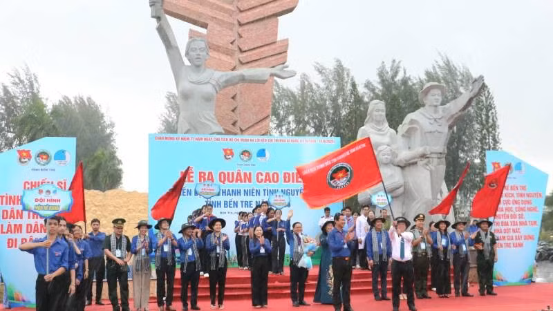 Lãnh đạo tỉnh Bến Tre phất cờ ra quân cao điểm Chiến dịch thanh niên tình nguyện hè năm 2025. (Ảnh: HOÀNG TRUNG)