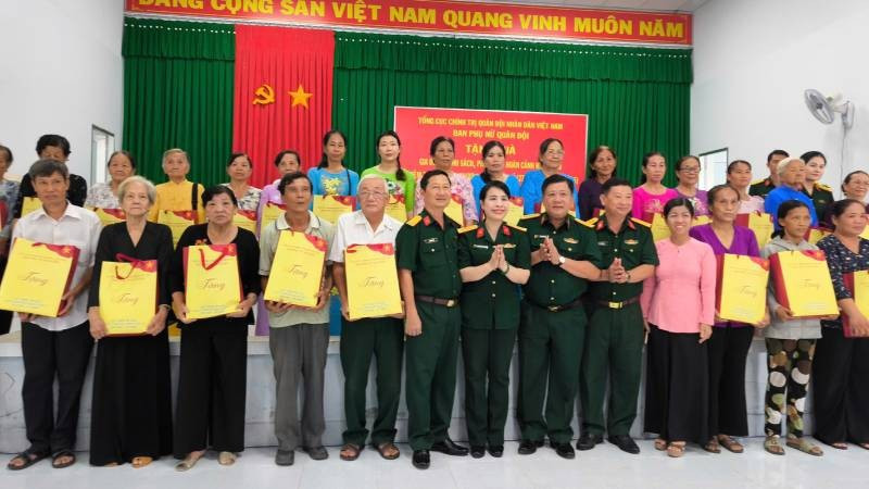 Đoàn công tác của Ban Phụ nữ Quân đội trao quà cho gia đình chính sách, phụ nữ có hoàn cảnh khó khăn tại tỉnh Vĩnh Long. (Ảnh: HOÀNG TRUNG)