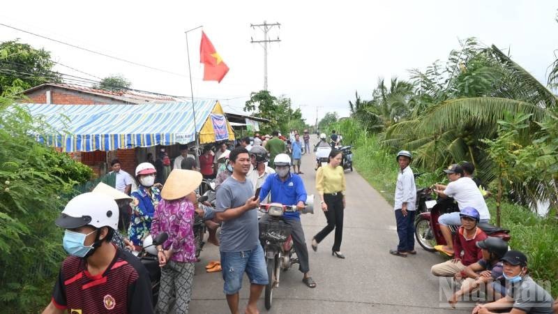 Người dân nhiều lần tổ chức ngăn chặn, không cho xe vào bãi rác An Hiệp. (Ảnh: HOÀNG TRUNG) ndo_br_anh-4-5.jpg