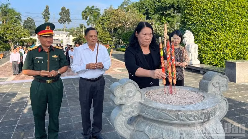 Lãnh đạo tỉnh Vĩnh Long thực hiện thắp hương tại Nghĩa trang Liệt sĩ Bến Tre.