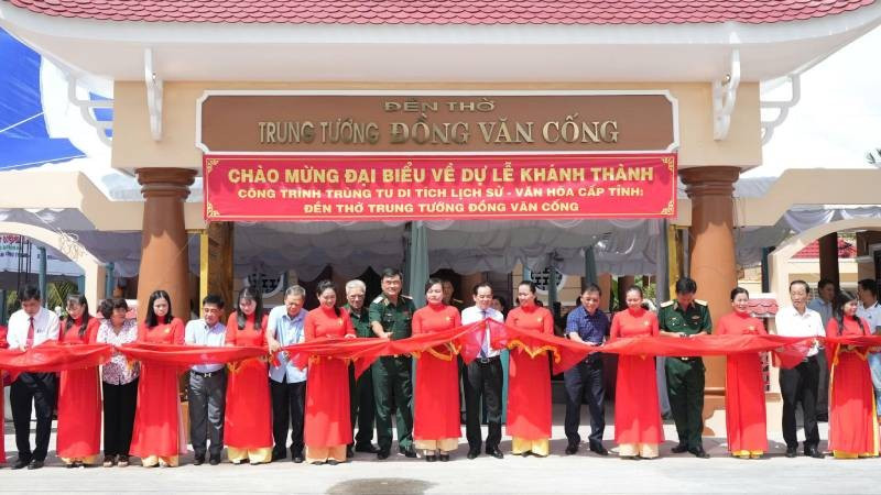 Đại biểu tham dự buổi lễ thực hiện nghi thức cắt băng khánh thành công trình. (Ảnh: HOÀNG TRUNG)