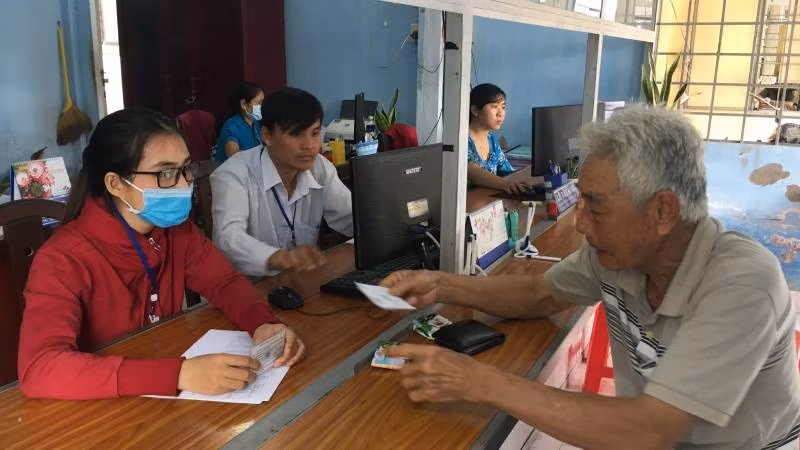 Người dân giải quyết thủ tục hành chính tại Ủy ban nhân dân cấp xã. (Ảnh: HOÀNG TRUNG)