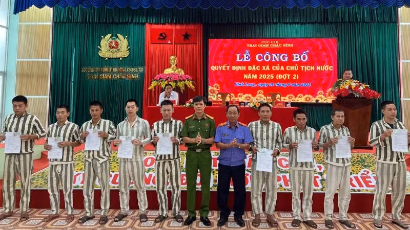 Đại biểu tham dự buổi lễ trao Quyết định đặc xá của Chủ tịch nước cho phạm nhân. (Ảnh: HOÀNG TRUNG)