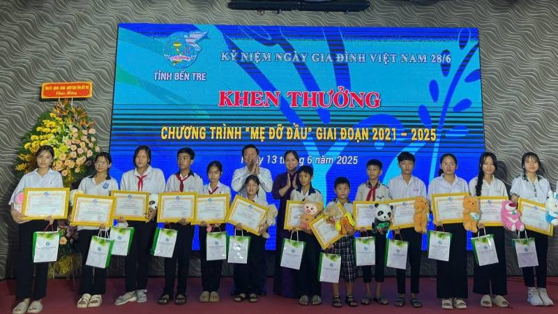 Lãnh đạo tỉnh Bến Tre trao giấy khen cho trẻ em mồ côi. (Ảnh: HOÀNG TRUNG)