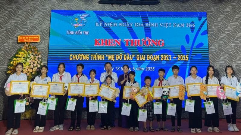 Lãnh đạo tỉnh Bến Tre trao giấy khen cho trẻ em mồ côi. (Ảnh: HOÀNG TRUNG)