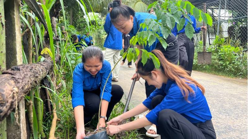 Lực lượng đoàn viên, thanh niên tỉnh Bến Tre trồng cây xanh bảo vệ môi trường. (Ảnh: HOÀNG TRUNG). img-7391.jpg