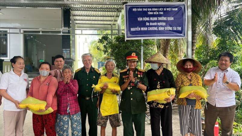Chi hội Hỗ trợ, tri ân gia đình liệt sĩ tỉnh Bến Tre trao quà cho hộ gia đình chính sách trên địa bàn. (Ảnh: HOÀNG TRUNG)