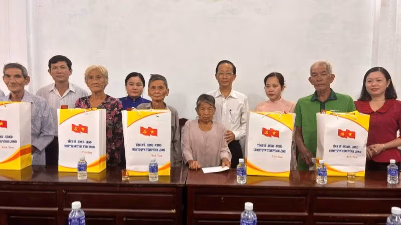 Lãnh đạo tỉnh Vĩnh Long thăm, tặng quà cho gia đình chính sách tại xã An Hiệp.