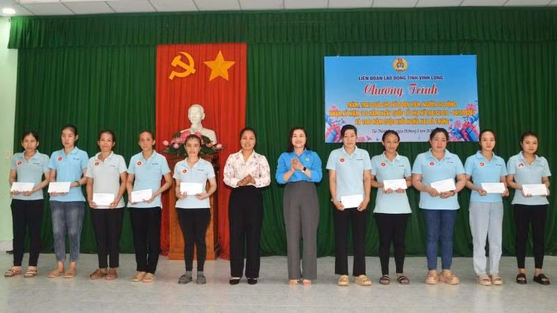 Liên đoàn Lao động tỉnh Vĩnh Long trao quà cho nữ đoàn viên, người lao động tại xã Tân Thành Bình.