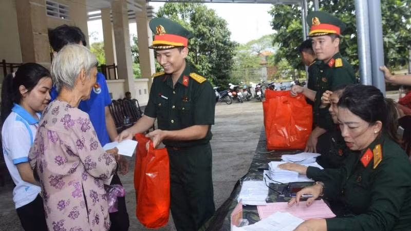 Đoàn công tác đã tổ chức khám bệnh, phát thuốc miễn phí cho người dân xã Phước Mỹ Trung (tỉnh Vĩnh Long).