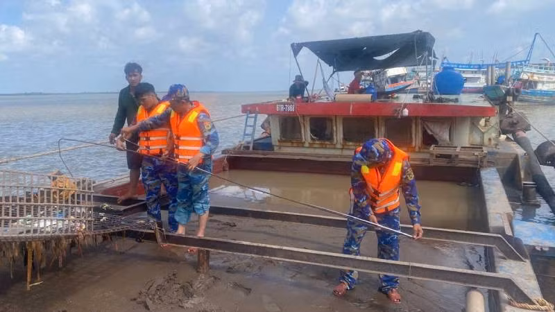 Phương tiện vận chuyển cát trái phép bị tạm giữ.