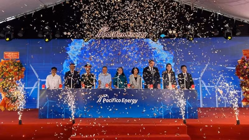 Đại biểu tham dự buổi lễ thực hiện nghi thức khánh thành Nhà máy điện gió Sunpro.