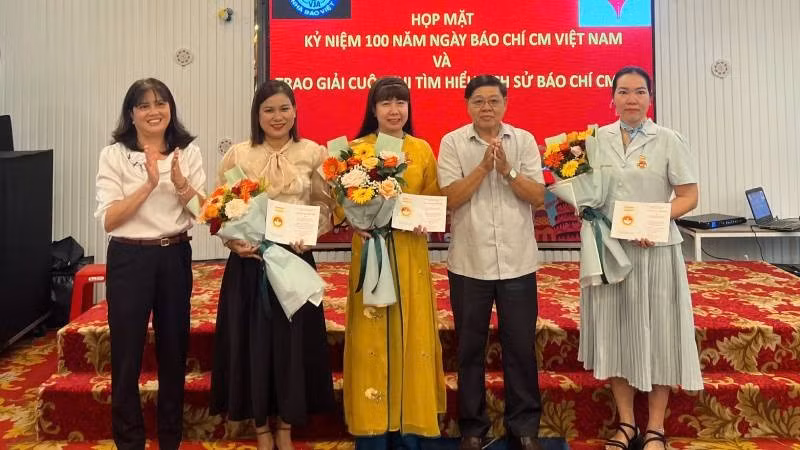 Lãnh đạo Hội Nhà báo tỉnh Bến Tre trao kỷ niệm chương của Hội Nhà báo Việt Nam cho 3 nhà báo. (Ảnh: HOÀNG TRUNG)