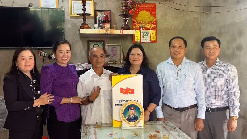 Đoàn công tác thăm, tặng quà cho gia đình thương binh Lê Văn Hà, ngụ xã Phước Mỹ Trung. (Ảnh: HOÀNG TRUNG)