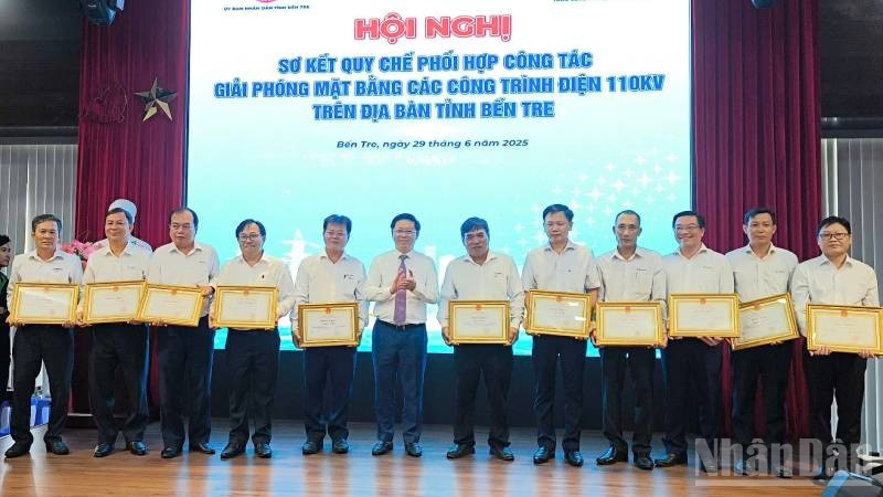 Lãnh đạo tỉnh Bến Tre tặng Bằng khen có các cá nhân có thành tích xuất sắc trong giải phóng mặt bằng các công trình điện 110kV. (Ảnh: HOÀNG TRUNG) ndo_br_z6753158631209-760526844c0f2c6adb774af0baa34015.jpg