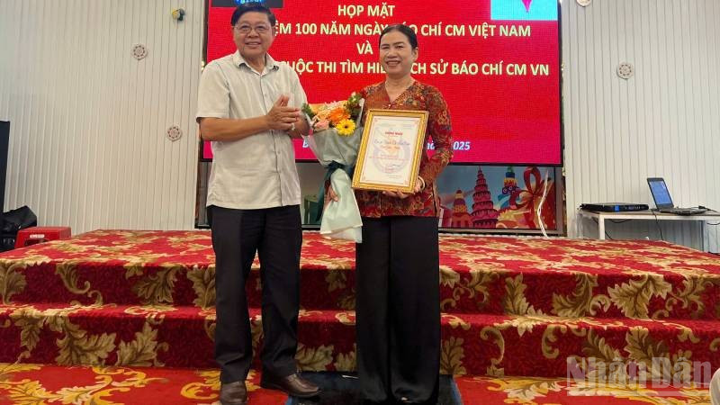 Chủ tịch Hội Nhà báo tỉnh Bến Tre Nguyễn Hữu Thọ trao giải Nhất cho cá nhân đoạt giải. (Ảnh: HOÀNG TRUNG) ndo_br_trao-giai-3.jpg