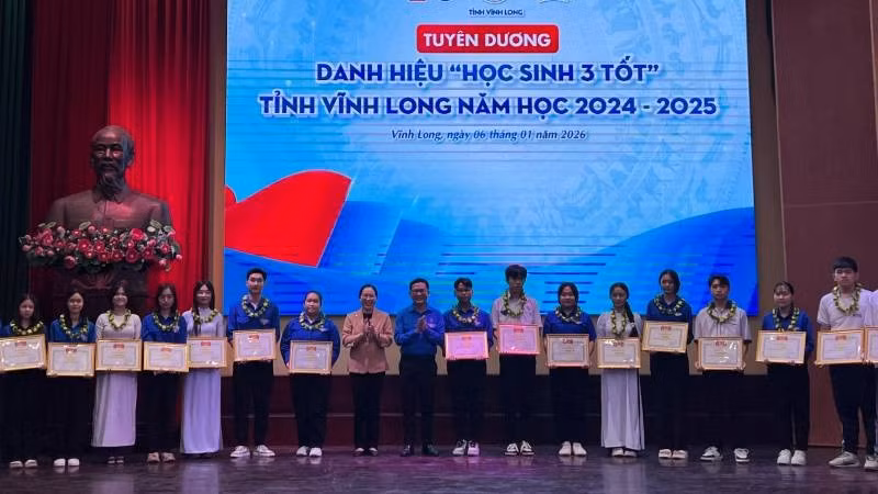 Đại biểu tham dự buổi lễ trao giấy khen tuyên dương danh hiệu "Học sinh 3 tốt" năm học 2024-2025.