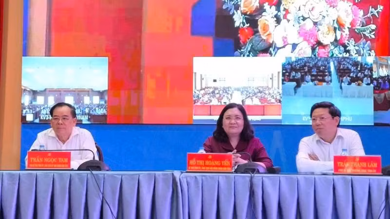 Lãnh đạo tỉnh Bến Tre chủ trì Hội nghị vận hành thử nghiệm chính quyền 2 cấp. (Ảnh: HOÀNG TRUNG)