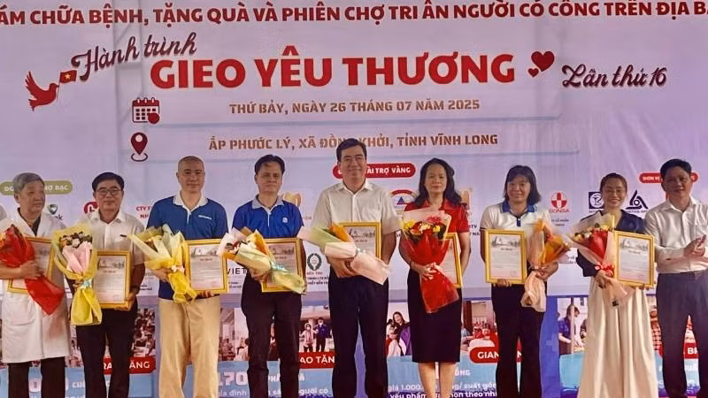 Ban tổ chức tặng thư cảm ơn, hoa cho các đơn vị tài trợ, đồng hành cùng chương trình. (Ảnh: HOÀNG TRUNG)