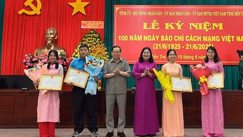 Lãnh đạo tỉnh Bến Tre trao giải Nhất Giải báo chí Sương Nguyệt Anh năm 2025. (Ảnh: HOÀNG TRUNG)