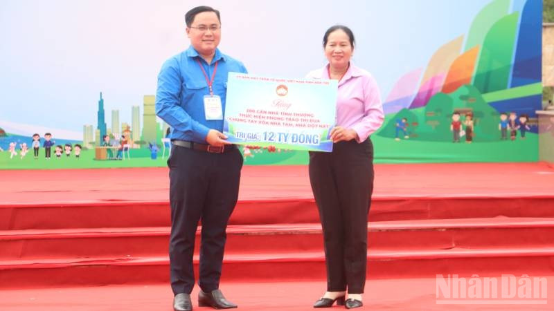 Đại diện Mặt trận Tổ quốc Việt Nam tỉnh Bến Tre trao 12 tỷ đồng đồng hành cùng Chiến dịch thanh niên tình nguyện hè. (Ảnh: HOÀNG TRUNG) ndo_br_2-26.jpg