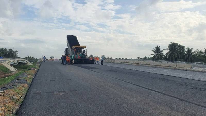 Đường dẫn vào cầu Rạch Miễu 2 đang gấp rút hoàn thành. (Ảnh: HOÀNG TRUNG) z6686685237520-fe21864a45d4c681bc27cd2c7ecbb7e2.jpg