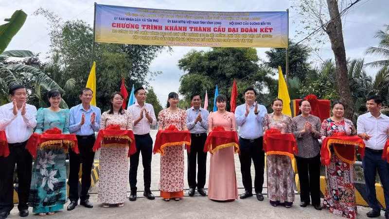 Đại biểu tham dự buổi Lễ thực hiện nghi thức cắt băng khánh thành cầu Đại đoàn kết tại ấp Hàm Luông (xã Tân Phú, tỉnh Vĩnh Long).