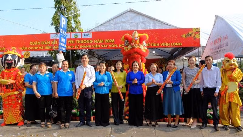 Đại biểu thực hiện nghi thức khai mạc hoạt động trưng bày, bán sản phẩm OCOP.